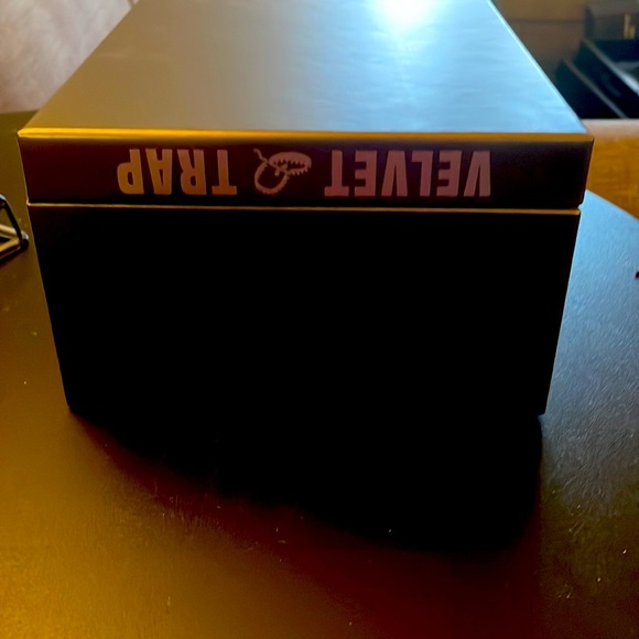 Jeffrey Star Velvet Trap - Picture 3 of 4